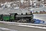 Die Schmalspur Dampflokomotive G 4/5 108 durchfährt mit einem Sonderzug den Bahnhof Lavin.bild vom 24.1.2015