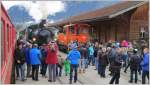 Menschenauflauf in Ilanz bei Ankunft des Dampfextrazuges Surselva mit der G 4/5 107.