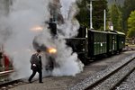 Im Bahnhof Wiesen macht sich der Lokführer wieder auf in den Führerstand der RhB Dampflokomotive G 3/4 11  Heidi  zur Weiterfahrt nach Samedan.Bild vom 14.19.2016