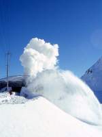 Xrot d 9213 am 08.02.1997 in Ospizio Bernina - Bernina-Dampfschneeschleuder selbstfahrend - Baujahr 1911 - SLM - Dienstgewicht 63,5t - LP 13,67 - V 35Km/h - Schleudern bis 12 km/h - 1=21.01.1991 - Lebenslauf: ex Berninabahn G 2 3/3 1051 - 1943 RhB X rot d 13 - 1954 X rot d 9213 Hinweis: Schleudereinsatz an der Depot-Ausfahrt. Dieser Schneeauswurfbogen ist so schn nur selten zu sehen! 
