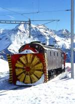 Xrot d 9213 am 31.01.1998 in Alp Grm - Bernina-Dampfschneeschleuder selbstfahrend - Baujahr 1911 - SLM - Dienstgewicht 63,5t - LP 13,67 - V 35Km/h - Schleudern bis 12 km/h - 1=21.01.1991 - Lebenslauf: ex Berninabahn G 2 3/3 1051 - 1943 RhB X rot d 13 - 1954 X rot d 9213.
