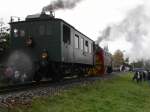 Trotz versagen meiner Kamera und Wassertropfen auf der Linse, eine
Kombination die es so schnell nicht mehr geben wird, wage ich diese
Aufnahme zu verffentlichen. X ROT 9213 RhB und Normalspur Bauma Dampf-Triebwagen.
Untervaz am 29.10.06