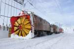 Bernina-Krokodil Ge 4/4 182 und Dampfschneeschleuder Xrotd 9213 in der Station Ospizio Bernina. 08.02.2014