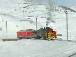 Dampfschneeschleuder Xrot 9213 (SLM 1910) mit Unterstützung durch Zweikraftlok Gem Nr.801 auf dem Weg zur Passhöhe.Hier auf über 2000 m ü.M.