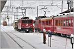 Die Ge 6/6 II 702  Curia  hat einen offenen Panoramawagen aus Samedan nach Pontresina gebracht. Tm 2/2 119 wird ihn an den Berninazug rangieren zum Überführen ins Puschlav. (28.04.2017)