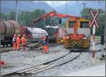 Mit dem Kran des Tm 2/2 84 werden die letzten alten Schienen in Gleis 2 in Untervaz entfernt.