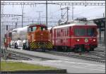 Be 4/4 516 Pendel nach Schiers kreuzt Gm 3/3 im Bahnhof Landquart.