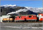 Der leichte Fhn treibt den Rauch der Zementwerke Untervaz Richtung Norden, whrenddem Ge 4/4 II 621  Felsberg  Richtung Sden an der Gm 4/4 241 vorbei fhrt.