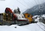 Sowas gibt es auch nur in der Schweiz TM 2/2 (81) ist mit 3 Wagen unterwegs um den Schnee vom Bahnhofsplatz einige 100m hinter dem Bf abzukippen Bei Ilanz 23.2.09