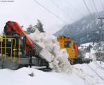 Sowas gibt es auch nur in der Schweiz TM 2/2 (81) ist mit 3 Wagen unterwegs um den Schnee vom Bahnhofsplatz einige 100m hinter dem Bf abzukippen Bei Ilanz 23.2.09