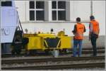 Das Gefhrt mit Elektromotor wird mittels Bauchladen ferngesteuert. Die grsseren Rder auf der Schiene haben vermutlich eine Gummibereifung und die kleinen Rder verfgen ber Spurkrnze. (18.03.2010)