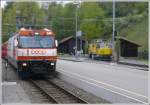 RE1149 mit Ge 4/4 III 641^ Maienfeld  fhrt in Filisur ein. Fahrleitungsunterhaltfahrzeug 9917 macht Pause. (20.05.2010)