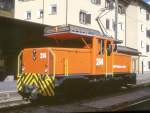 RhB - Ge 3/3 214 am 15.03.2000 in SAMEDAN - Thyristorgesteuerte RANGIERLOK - bernahme 27.06.1984 - RACO/BBC -  Gewicht 33,00t - 425 KW - LP 8,64m - zulssige Geschwindigkeit 40 km/h - 60 km/h geschleppt - Heimatstation: Samedan. Hinweis: mit Dachsttzen und jetzt mit neuer Beschriftung! 
