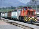 Gm 4/4 241 drckt 5 Schiebewandwagen mit Valserwasser in die Umschlagshalle in Untervaz.