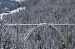 Im schneereichen Januar 2012 kamen mir auf dem Langwieser Viadukt RhB Tm 2/2 95 und die kleine Schneeschleuder Xrotm 9216 bei ihrer Fahrt talwrts in Richtung Chur vor die Kamera.