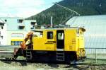 RhB - Te 2/2 74 am 10.05.1994 in Davos Dorf - elektrischer thyristorgesteuerter Bahndiensttraktor mit Kran - bernahme: 24.03.1969 - Siemens6310/Schalker/RhB - 230 KW - Gewicht 15,00t - LP 6,72m -