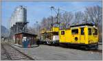 Xm 2/2 9916 mit Xk 92001 wird in Landquart Ried dem nchsten Gterzug nach Samedan beigestellt. Ziel ist gemss Kreideanschrift Poschiavo. (02.04.2013)