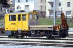 RhB - Tm 2/2 82 am 10.05.1992 in Davos Platz - Bahndiensttraktor mit Kran und kippbarer Ladebrcke - bernahme: 18.02.1985 - RACO1901/Cummins - 336KW - Gewicht 22,00t - Ladegewicht 4,00t - LP 8,79m -