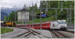 neben der Gmf243 erreicht RE1145 mit Ge 4/4 III 643  Vals  den Abzweigbahnhof Filisur.