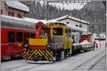 Tm 98 mit Flachwagen zur Schneebeseitigung in Pontresina.