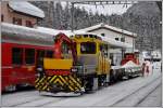 Tm 98 mit Flachwagen zur Schneebeseitigung in Pontresina.