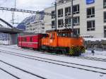 RhB - Rangierlok Ge 3/3 215 bei der Arbeit mit einem Gepäckwagen im Bahnhofsareal in Chur am 02.01.2015