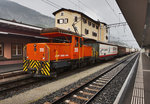 Ge 3/3 215 bei Rangierarbeiten im Bahnhof Samedan. Hier gab sie soeben einen Güterzug in Richtung Chur, ein paar Wagen bei.
Aufgenommen am 21.7.2016.