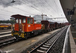 Tmf 2/2 89 steht am 21.7.2016 mit sechs Schotterwagen im Bahnhof Samedan.