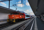 Ge 3/3 215 rangiert eine Glacier Express-Garnitur im Bahnhof Samedan auf ein Abstellgleis.
Aufgenommen am 21.7.2016.