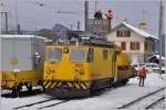 Xm 1/2 9917 und die Giraffe bei Fahrleitungsarbeiten in Landquart. (109.01.2016)