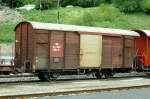 RhB - Xk-v 9047 II am 06.06.1990 in Tiefencastel - Materialwagen BM3 - 2-achsig mit 1 offenen Plattform - Baujahr 1913 - Reich - Gewicht 7,58t - Ladegewicht 12,50t - LP 8,50 m - zulssige