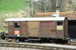 RhB - Xk 9006 II am 11.04.1998 in Filisur - Materialwagen - 2-achsig mit 1 offenen Plattform - Baujahr 1963 - JMR - Gewicht 10,40t - Zuladung 10,00t - LP 9,14m - zulssige GeschwindigkeitAufkleber 70 km/h - 2=12.06.1991 - Lebenslauf: ex K 5086 - 1969 Gb 5086 - 03/1997 Xk 9006 II - 09/2005 Abbruch.
