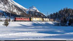RhB Ge 6/6 II 702 mit Güterzug Pontresina - Samedan mit eingereihter  Schalke  D2 am 18. Dezember 2020 bei Punt Muragl.