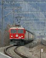 Ein Eldorado für Telefotos: der Mastenwaldtunnel bei Chur Wiesental! Hier die Ge 4/4 I mit einem Valserwasser Güterzug auf der Fahrt zur Quelle.