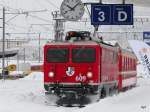 RhB - Ge 4/4 609 bei der einfahrt mit Regio in den Bahnhof von Samedan am 04.12.2009