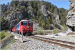 RE1732 mit Ge 4/4 II 617  Ilanz  auf der Brücke über den Flem am Eingang zum Val Pintrun. (14.04.2017)