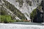 RE1740 am Vorderrhein in der Rheinschlucht westlich von Trin.