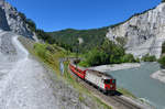 Ge 4/4 II 624 mit einem RE nach Scuol-Tarasp am 26.05.2017 bei Versam. 