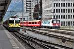 RE1751 nach Disentis mit Ge 4/4 II 611  Landquart  und RE1359 nach St.Moritz mit Ge 4/4 II 616  Filisur  in Landquart. (18.05.2017)