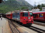 Im Bahnhof Pontresina steht Ge 4/4 II 617  Ilanz  mit Werbung für Raetia-Energie und dem R1952 (Pontresina - Scuol-Tarasp) zur Abfahrt bereit.