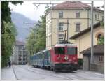 Ge 4/4 II 619  Samedan  schiebt den blauen Zug jetzt ber das rechte Geleise Richtung Bahnhof Chur. (06.05.2007)