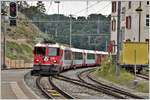 Glacier Express 900 mit der Ge 4/4 II 612  Thusis  legt sich in Reichenau-Tamins in die Kurve. (21.07.2017)