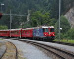 Ge 4/4 II 623  Bonaduz  erreicht mit dem RE1737 (Scuol-Tarasp - Disentis/Muster) den Bahnhof Trin.

Trin, 14. Juni 2017