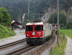 Ge 4/4 II 624  Celerina/Schlarigna   durchfährt mit einem Güterzug nach Ilanz den Bahnhof Trin.

Trin, 14. Juni 2017