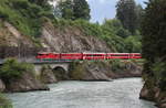 Ge 4/4 II 628  S-Chanf  befindet sich mit dem RE1741 (Scuol-Tarasp - Disentis/Muster) zwischen Reichenau-Tamins und Trin in der Rheinschlucht.