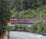 In Höhe der Hochwassermarken von 1927 und 1987 fährt Ge 4/4 II 615  Klosters  mit dem RE1740 durch die Rheinschlucht.