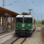 Nachschuss auf die defekte 621  Felsberg , die von der 614  Schiers  nach Landquart gezogen wird.