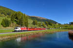 Ge 4/4 II 633 mit einem Regio am 05.10.2017 bei Davos Glaris.