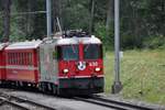 Rhätische Bahn RhB Ge 4/4'' 630  Trun  mit Sonderlackierung  100 Jahre Cuera - Mustér  fährt am 27.06.2015 in die Station Versam-Safien ein