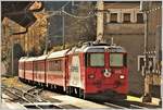 R1933 nach Pontresina mir schiebender Ge 4/4 II 618  Bergün/Bravuogn  in Susch. (31.10.2017)